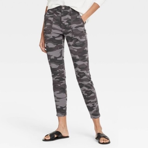 Knox Rose Camo Mid-Rise Utility Ankle Pants with Zip Ankle Detail. Size 2 - Picture 2 of 14